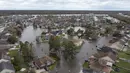Jalan-jalan dan rumah-rumah yang terendam banjir terlihat setelah terjangan Badai Ida di subdivisi Spring Meadow di LaPlace, Louisiana, Senin (30/8/2021). Badai Ida ini sebagai salah satu badai paling kuat yang pernah melanda Amerika Serikat.  (AP Photo/Steve Helber)