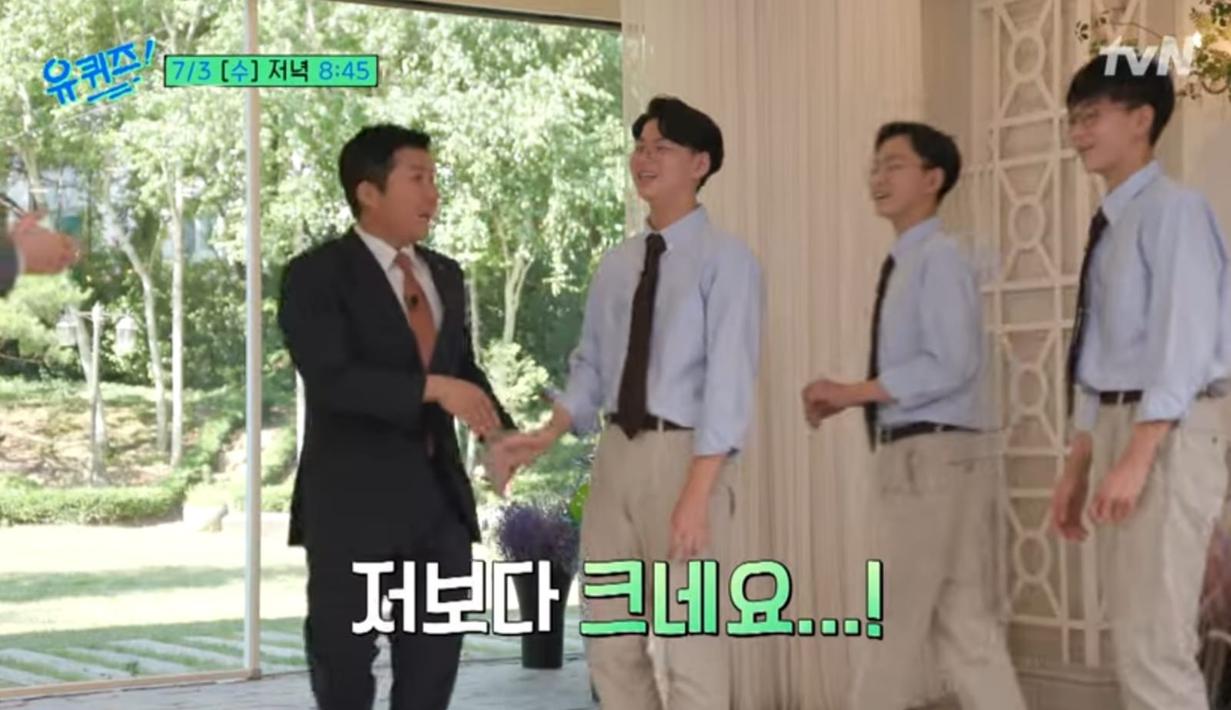 Mengikuti sang ayah yang memiliki tinggi 185 cm, netizen dibuat kaget melihat anak kembar tiga berusia 12 tahun itu yang punya tinggi hampir sama dengan sang ayah, sedangkan wajah mereka tak banyak berubah. (Foto: YouTube/ tvN)