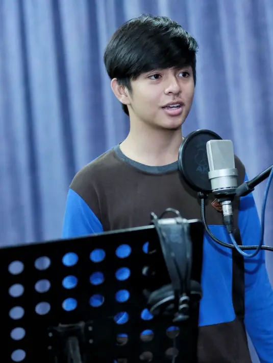 “Iya, kita akan tampil secara drama musikal. Satu atau dua lagu latihan hari ini, ada remixnya juga. Karena ini drama musikal jadi harus latihan bareng,” ucap Angga Aldi kepada Bintang.com, Selasa (22/11/2016). (Adrian Putra/Bintang.com)