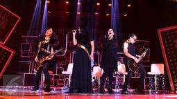 Tantri (kedua kiri) dan Kikan (kedua kanan) saat manggung bersama Kotak di acara 'The Farewell Medley' Infotainment Awards 2016, Jakarta, Jumat (22/1/2016). Menunggu masa cuti Tantri, Kotak akan berkolaborasi dengan Kikan. (Liputan6.com/Gempur M Surya)