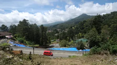 Kendaraan melintasi di sekitar area yang longsor di kawasan Ciloto, Cianjur, Jawa Barat, Sabtu (31/3). Longsor yang terjadi pada Rabu (28/3) lalu diduga adanya pergerakan tanah sehingga menyebabkan longsor. (Liputan6.com/Helmi Fithriansyah)