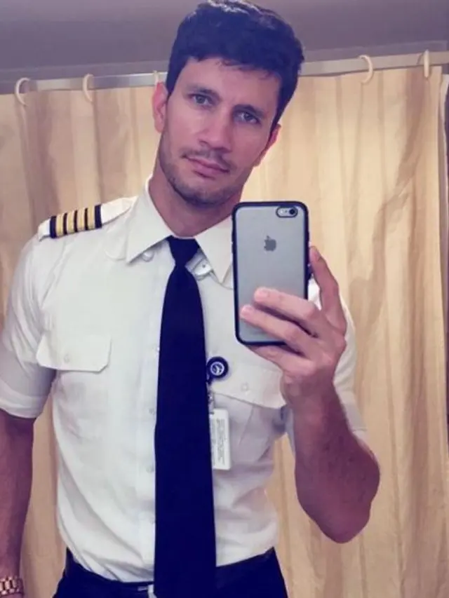 [Bintang] Foto Viral: Ketampanan Pilot Ini Bikin Para Perempuan Nggak Berkedip