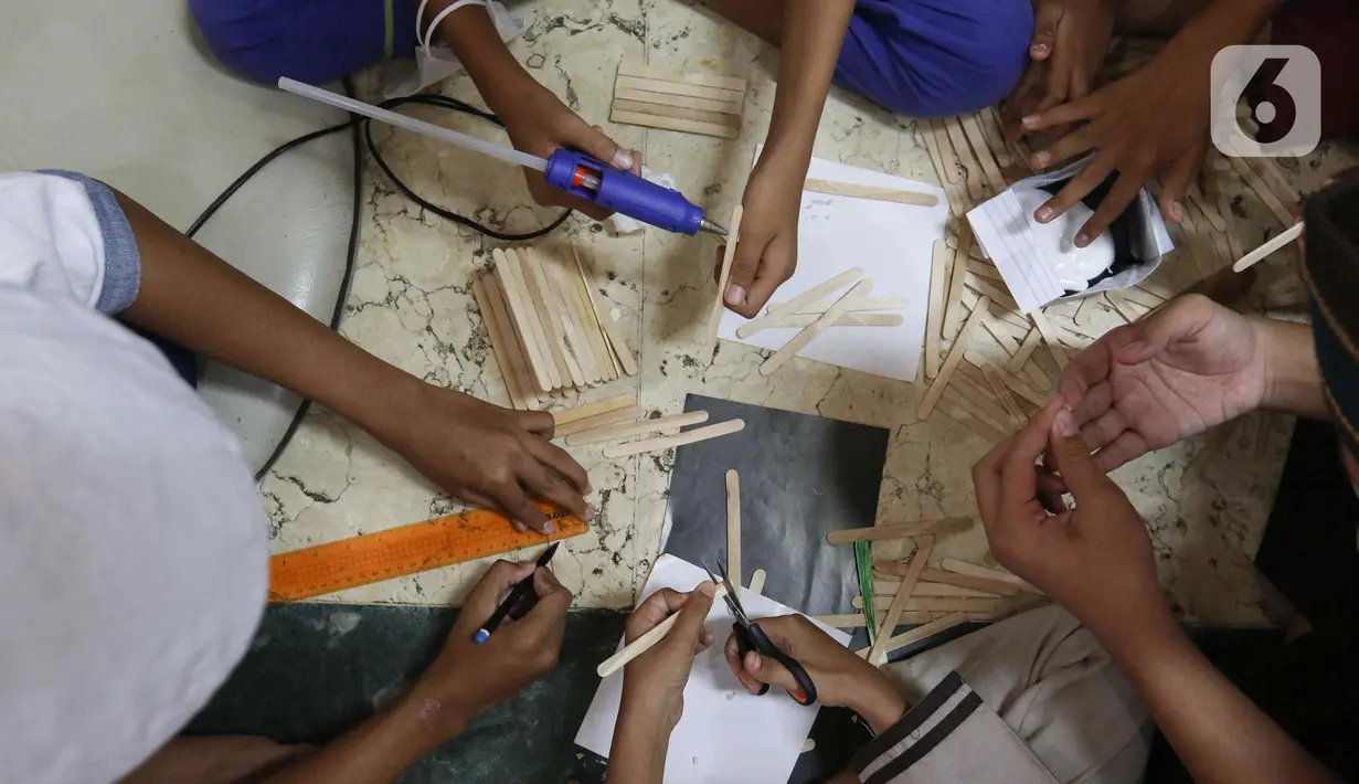 Peserta membuat kerajinan tangan saat mengikuti kegiatan Pesantren Kilat Ramadhan di Masjid Agung Sunda Kelapa, Menteng, Jakarta, Minggu (10/4/2022). Kegiatan Pesantren Kilat Ramadhan diselenggarakan dari hari ke-3 hingga hari ke-15 bulan Ramadhan. (Liputan6.com/Herman Zakharia)