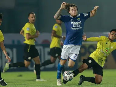 Pemain Persib Bandung, Marc Klok (tengah) berusaha melewati pemain Barito Putera pada laga BRI Liga 1 di Stadion Indomilk Arena, Tangerang, Sabtu (4/9/2021). Persib Bandung menang tipis 1-0 lewat gol telat Marc Klok. (Bola.com/M Iqbal Ichsan)