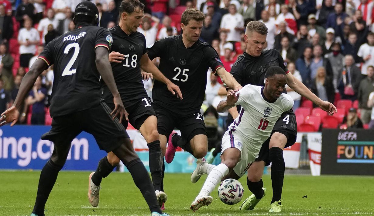 Raheem Sterling merupakan motor permainan Timnas Inggris. Ia merupakan gelandang yang dibekali dengan kemampuan individu yang mumpuni dan gesit saat berlari. Saat ini ia tercatat telah mencetak tiga gol dan satu assist. (Foto: AFP/Pool/Frank Augstein)