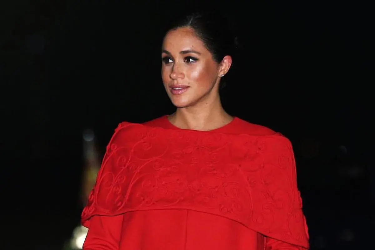 Meghan Markle Tampil Stunning dengan Cape Dress Merah
