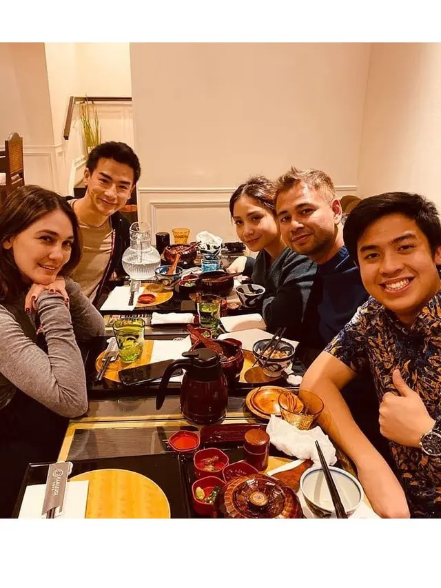 Dikabarkan Dekat, Ini 6 Momen Kebersamaan Luna Maya dan Ryochin