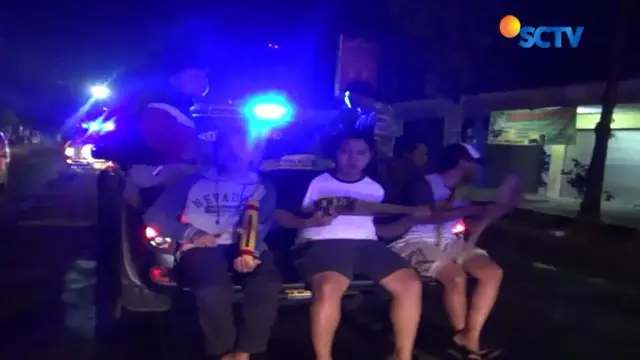 Aksi Polisi Madiun Berpatroli Sambil Main Musik Bangunkan Sahur