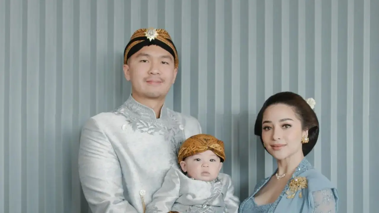 Potret Keluarga Jawa dari Nikita Willy dan Indra Priawan di Tedhak Sinten Baby Issa, Usung Tren Warna 2023