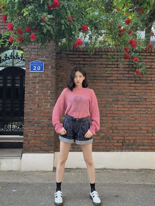 Berpose di depan bunga mawar, pelantun “Ah-Choo” ini terlihat manis  dengan sweatshirt warna pink bersama short pants. Kesan gaya kasualnya pun diperlengkap dengan sneakers warna putih. (Instagram/happy_yein).