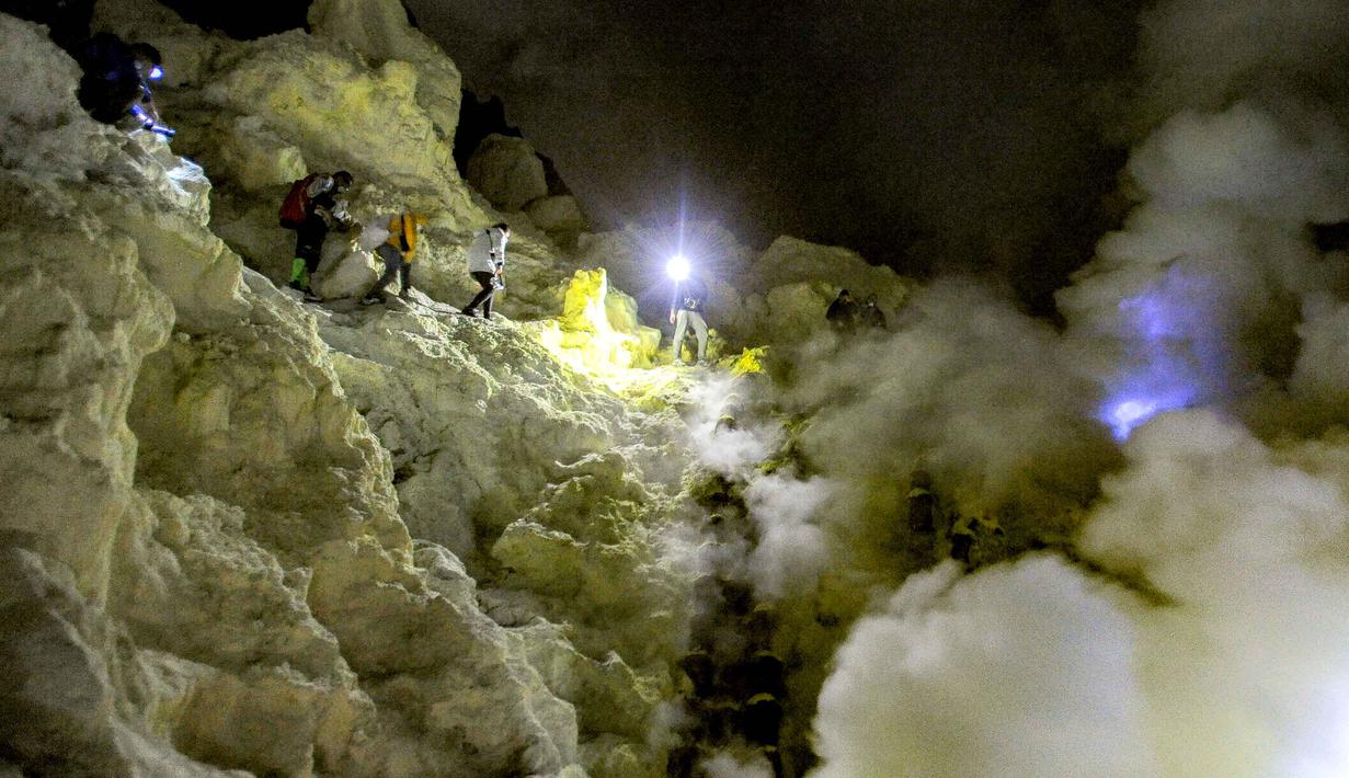 Panorama danau kawah berwarna hijau toska yang kontras dengan dinding kaldera menghadirkan pemandangan alam yang unik dan memikat. Keindahan tersebut menjadikan Kawah Ijen tak pernah sepi pengunjung, khususnya pada musim liburan. Banyak wisatawan datang untuk menikmati keindahan alam sekaligus mengabadikan momen langka di kawasan kawah vulkanik aktif ini. Tampak dalam foto, pengunjung menuruni kawah Gunung Ijen, Banyuwangi, Jawa Timur. (merdeka.com/Arie Basuki)
