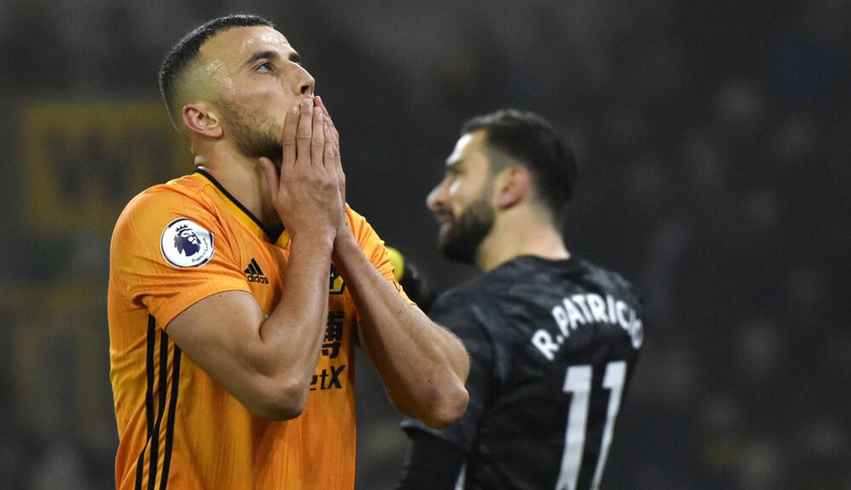 Pemain Wolverhampton Wanderers, Romain Saiss, tampak kecewa usai ditaklukkan Liverpool pada laga Premier League di Stadion Molineux, Kamis (23/01/2020). Liverpool menang dengan skor 2-1. (AP/Rui Vieira)