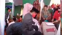 Video pernikahan di sebuah desa di Kabupaten Sumbawa, NTB, viral di media sosial. Mempelai pria langsung mengucapkan kata talak kepada istri yang baru dinikahinya. (Liputan6.com/ Istimewa)