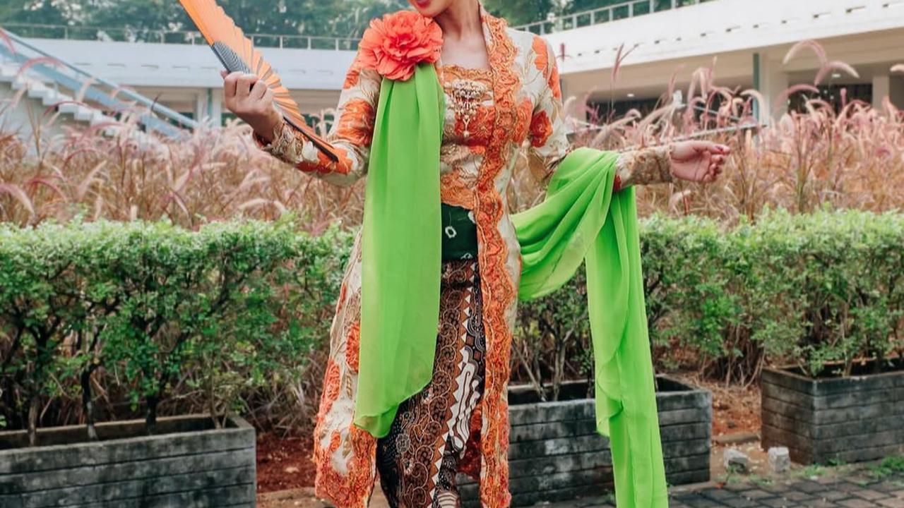 Bisa Jadi Inspirasi untuk Tampil Elegan, Intip Potret Cantik Yuni Shara dengan Kebaya dan Baju Adatnya yang Memesona