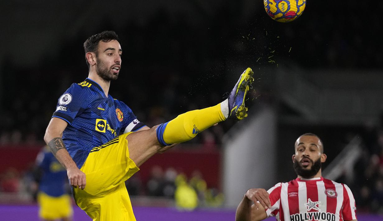 Bruno Fernandes hampir mencetak gol keempat Manchester United lewat cukilannya yang masih terlalu lemah dan dengan mudah ditangkap Jonas Loessl. (AP/Matt Dunham)