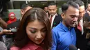 Presenter Ruben Onsu dan Sarwendah saat tiba di Rumah Sakit Cipto Mangunkusumo, Jakarta, pada Rabu (19/4). Kedatangan Ruben  dan istri untuk menjenguk Julia Perez yang dikabarkan dalam kondisi kritis. (Liputan6.com/Herman Zakharia)