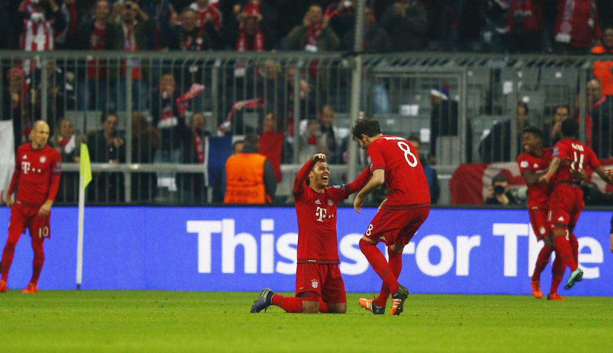 Para peman Bayer Munchen merayakan gol Arjen Robben ke gawang Arsenal pada lanjutan Liga Champion di Allianz Arena, Munich, Jerman, Kamis (5/11/15) dini hari. (Reuters / Michael Dalder)