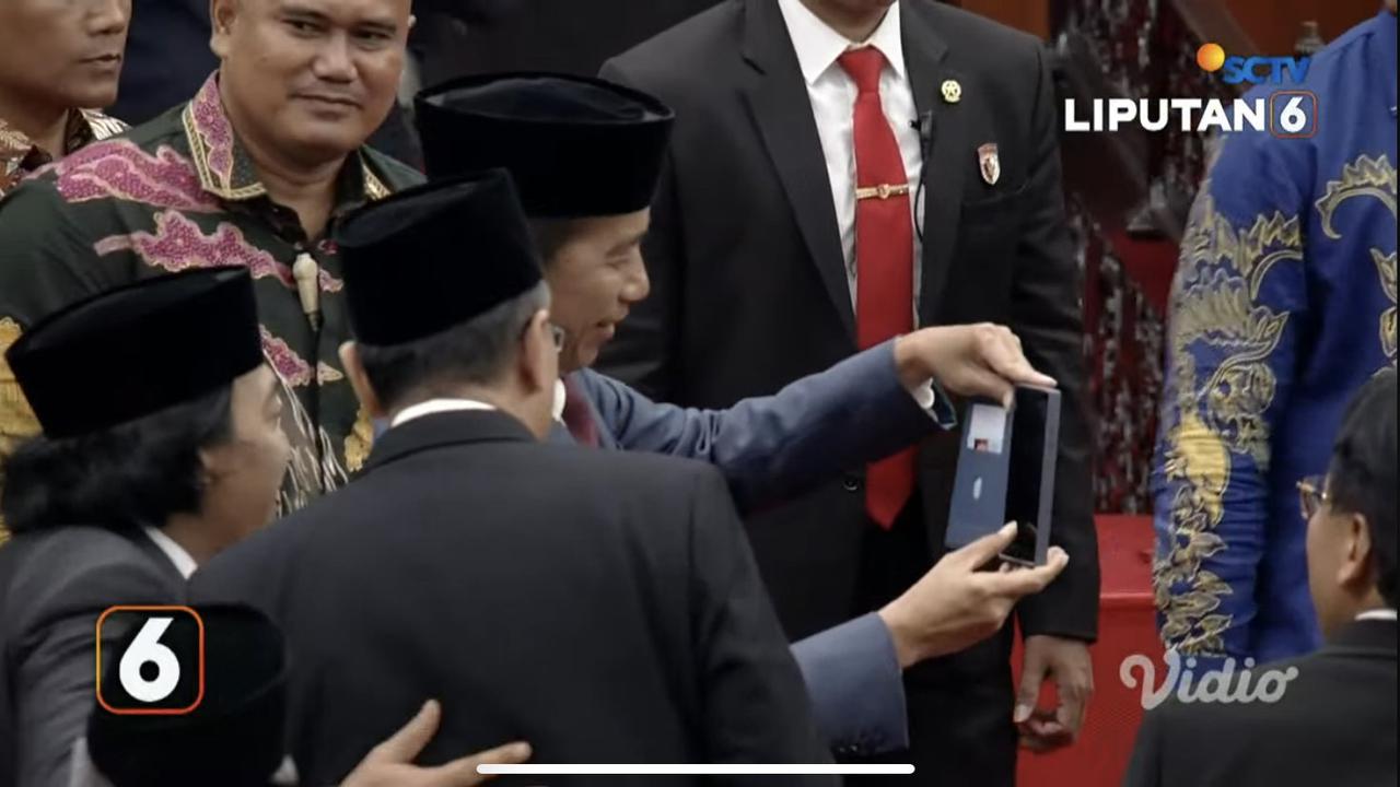 Presiden Jokowi dan Komeng usai pelantikan anggota DPR, MPR, dan DPD, Selasa (1/10/2024).