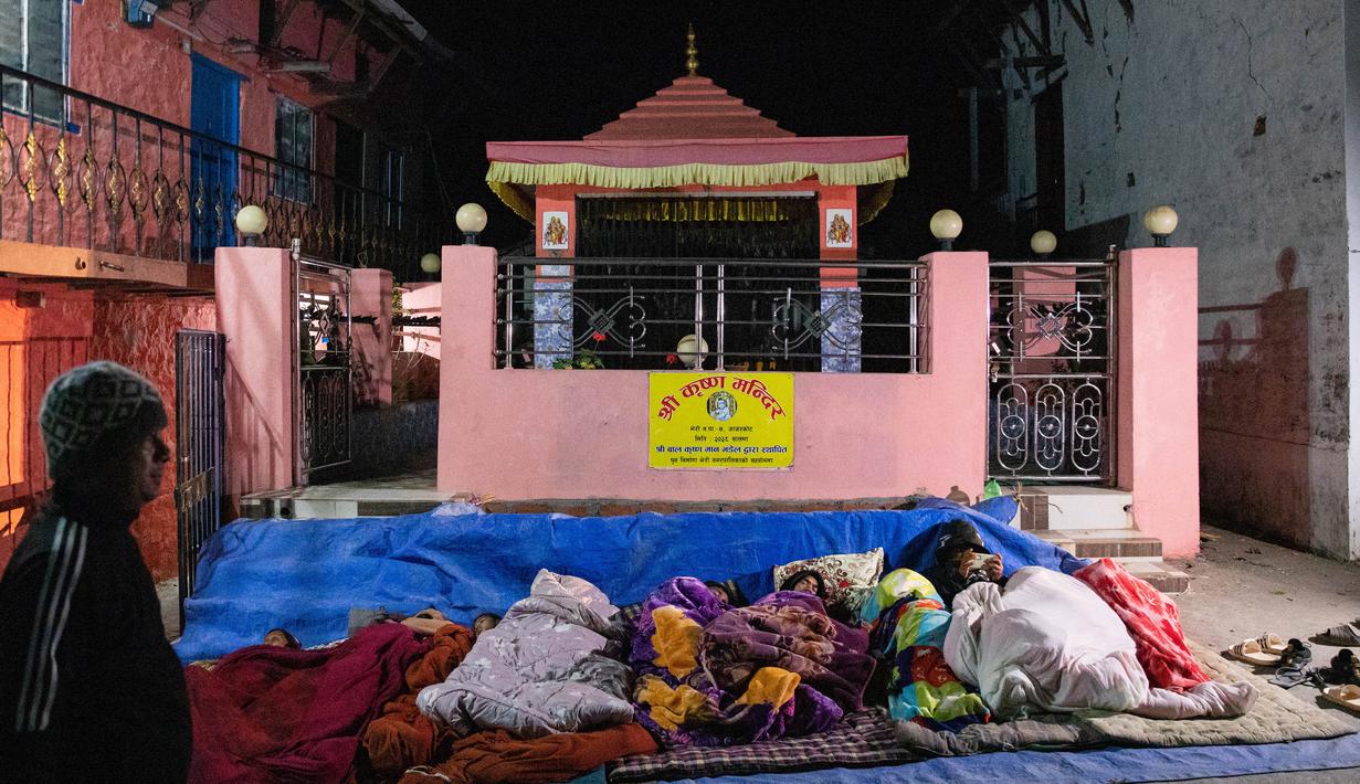 Warga tidur di luar ruangan setelah gempa bumi berkekuatan 5,6 magnitudo di distrik Jajarkot, Nepal, pada Sabtu (4/11/2023). (PRABIN RANABHAT / AFP)