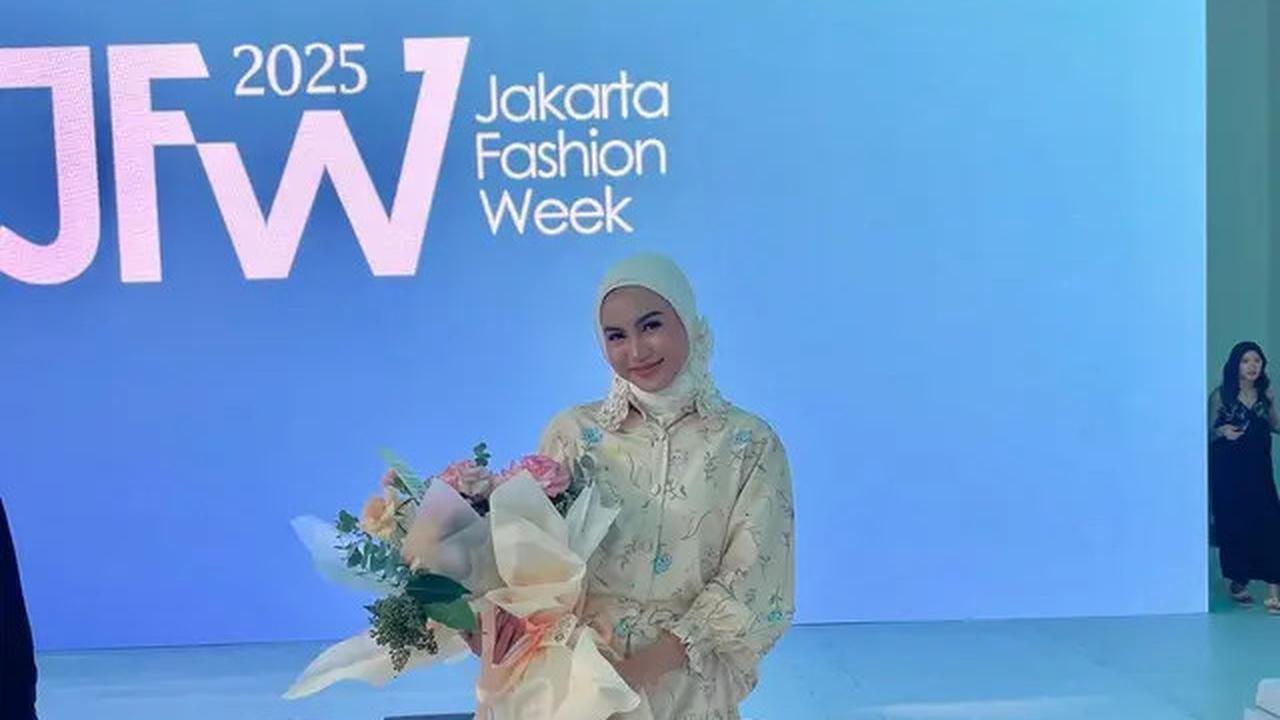 5 Potret Anggun dan Fresh Xaviera Putri dalam Busana Lokal di Jakarta Fashion Week 2025