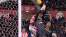 Kiper Arsenal, Petr Cech (tengah)  mencoba menghalau bola dari sundulan pemain Stoke City pada lanjutan Liga Premier Inggris di Stadion Britannia, Stoke-on-Trent, Minggu (17/1/2016).  (AFP Photo/Oli Scarff)