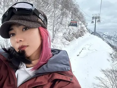 Seru jalani liburan ke Jepang di awal tahun, Isyana Sarasvati dikabarkan mengunjungi GALA Yuzawa Resort. Di tempat tersebut memang menjadi salah satu tempat rekreasi terbaik untuk menikmati ski salju. Seru main salju bersama suami, banyak netizen pun membanjiri dengan berbagai komentar.  (Liputan6.com/IG/@isyanasarasvati)