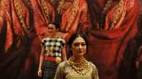 Puteri Indonesia Lingkungan 2015, Chintya Fabyola saat fashion show Simphony Indonesia di Jakarta, Rabu (13/5). Acara ini menampilkan paduan perhiasan kuno nusantara dan busana dari berbagai kain tradisional Indonesia. (Liputan6.com/Johan Tallo)