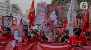 Massa buruh yang tergabung dalam Gerakan Buruh Bersama Rakyat (GEBRAK) menggelar demo di kawasan di Patung Kuda, Jakarta Pusat, Kamis (20/10/2022). Massa aksi juga tampak membawa sejumlah atribut, mulai spanduk hingga poster. (Liputan6.com/Faizal Fanani)