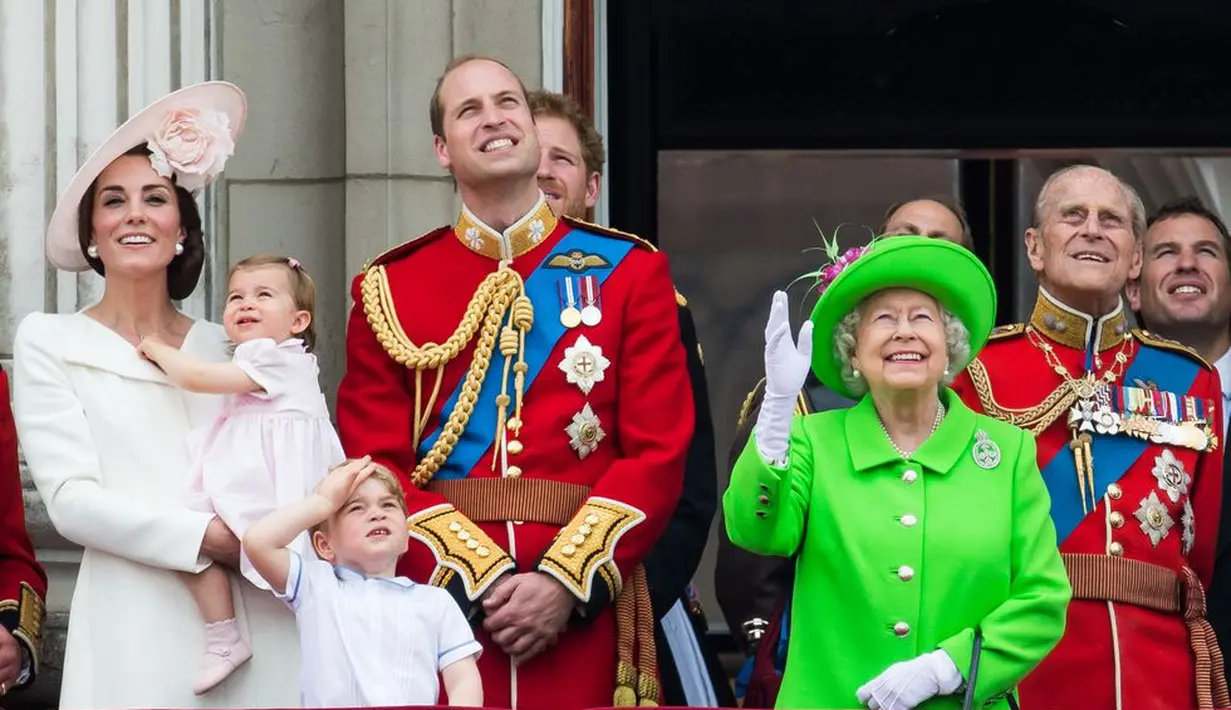 Hadiri ulang tahun Ratu Elizabeth II ke-90, Puteri Charlotte memakai dress yang matching dengan Kate Middleton. (Getty Images/Cosmopolitan)