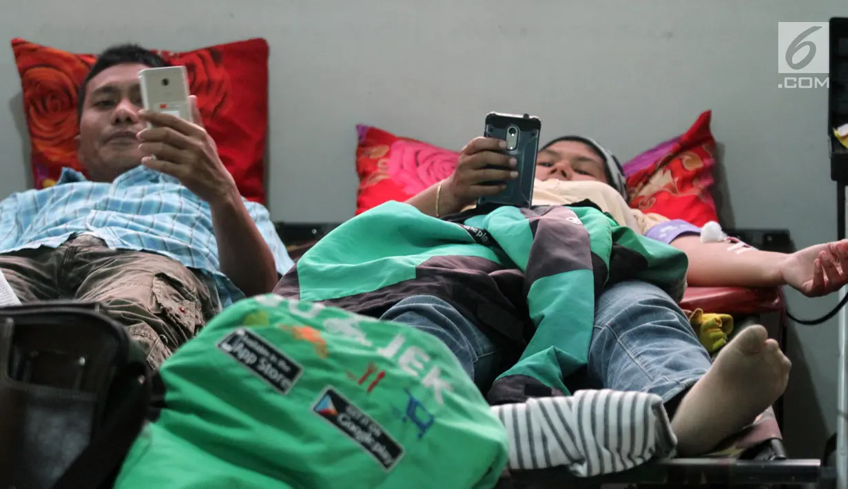 Driver GO-JEK mengikuti kegiatan donor darah yang digelar di Kantor operasional GO-JEK, Jakarta, Senin (14/8). Kegiatan ini merupakan bentuk niat baik  GO-JEK dan mitra untuk membantu warga yang membutuhkan darah. (Liputan6.com/Pool)