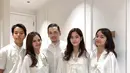 Di sini, keluarga kecil Cut Tari tampil kompak mengenakan baju Lebaran berwarna putih. Chanella yang juga akrab dengan putri kandung Cut Tari, Sydney tampil anggun dengan gamis seragam keluarganya. [Foto: Instagram/cuttaryofficial]