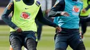 Pemain Brasil, Fernandinho (kanan) dan Talisca saat mengikuti latihan tim di Berlin, Jerman, (26/3). Brasil akan menghadapi Jerman pada pertandingan persahabatan internasional pada 27 Maret di Berlin. (AP Photo/Michael Sohn)