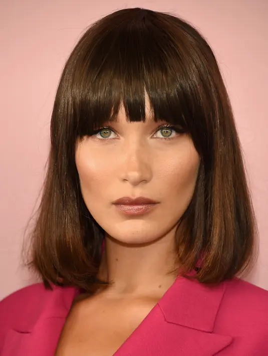 Ekspresi Bella Hadid saat menghadiri acara CFDA Fashion Awards di Manhattan, New York, (5/6). Model 20 tahun ini tampil cantik dan seksi mengenakan jaket kulit sapi berwarna pink. (Dimitrios Kambouris/Getty Images North America/AFP)
