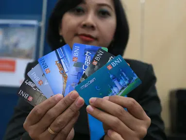 Petugas menunjukkan Kartu Tapcash Bank BNI di Jakarta, Selasa (18/10). Bank Indonesia (BI) menaikkan batas atas plafon uang elektronik menjadi Rp 10 juta yang sebelumnya hanya Rp 5 juta. (Liputan6.com/Angga Yuniar)
