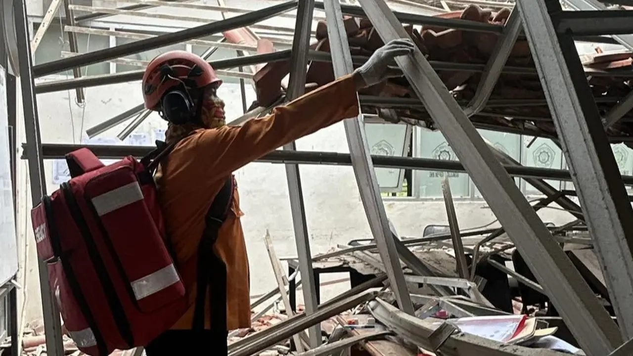 Atap gedung SMKN 1 Cileungsi, Kecamatan Cileungsi, Kabupaten Bogor, ambruk.