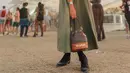 <p>Long dress berwarna hijau dengan detail karet di pinggang akan membuatmu terlihat ciamik saat hadir di Coachella.&nbsp;(instagram/mariannerumantir)</p>