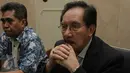 Mantan Ketua KPK Antasari Azhar menggelar konferensi pers seusai membuat laporan di Gedung Bareskrim Polri, Jakarta, Selasa (14/2). Antasari mengaku membuat laporan ke Bareskrim terkait kasus yang membuat dirinya divonis 18 tahun penjara. (Liputan6.com)