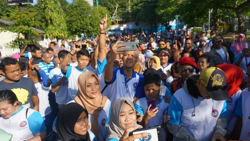 Calon Gubernur Jawa Tengah Ganjar Pranowo jalan santai bersama SPSI (Dok. Tim Media Ganjar)