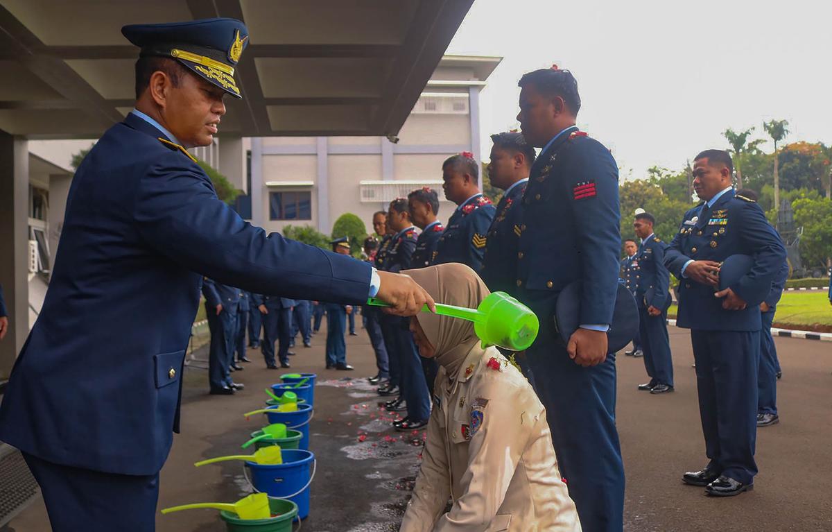 FOTO: Tradisi Mandi Kembang Warnai Kenaikan Pangkat di Koopsudnas