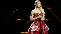 Rancangan gaun desainer dari Surabaya, Jawa Timur, Diana M Putri kembali dikenakan oleh penyanyi Carrie Underwood (Dok: Diana Couture)