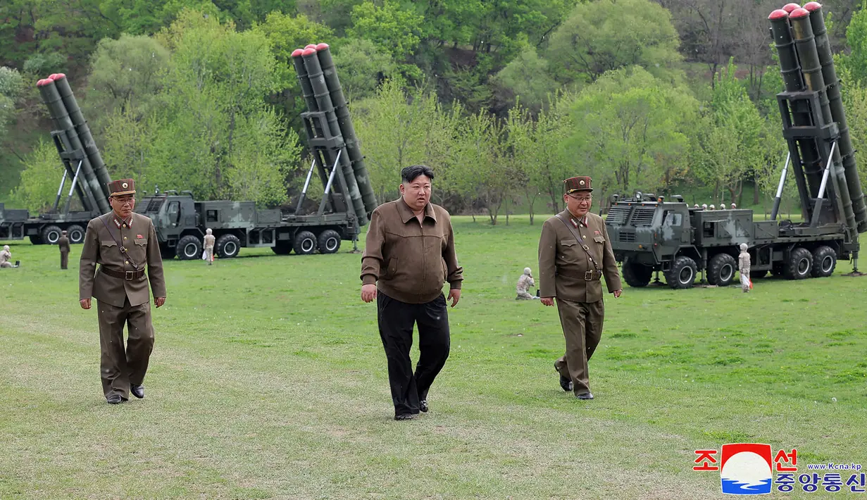 Roket yang diluncurkan pun berhasil terbang sejauh 352 kilometer dan mengenai target secara akurat. Kim disebut memuji latihan dan kesiapan senjata serangan nuklir tersebut. (STR / KCNA VIA KNS / AFP)