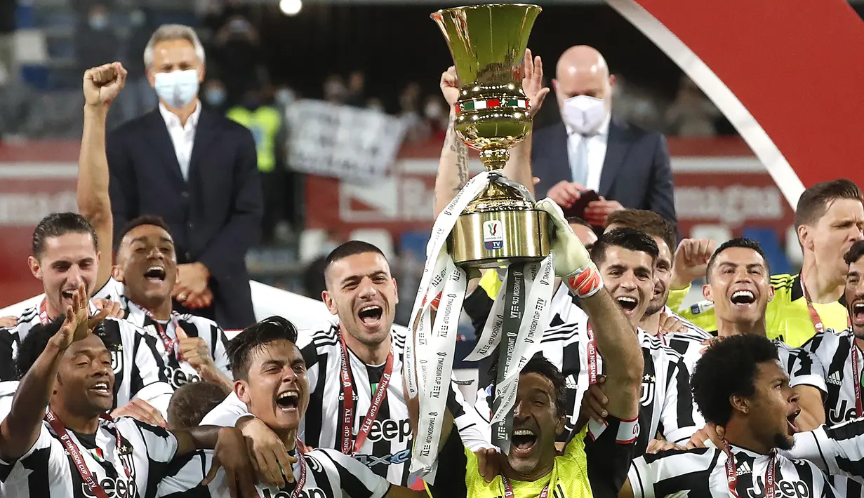 Kiper dan kapten Juventus, Gianluigi Buffon (tengah) mengangkat trofi Coppa Italia 2020/2021 di tengah-tengah rekannya usai mengalahkan Atalanta 2-1 dalam laga final di Mapei Stadium, Rabu (19/5/2021). (AP/Antonio Calanni)