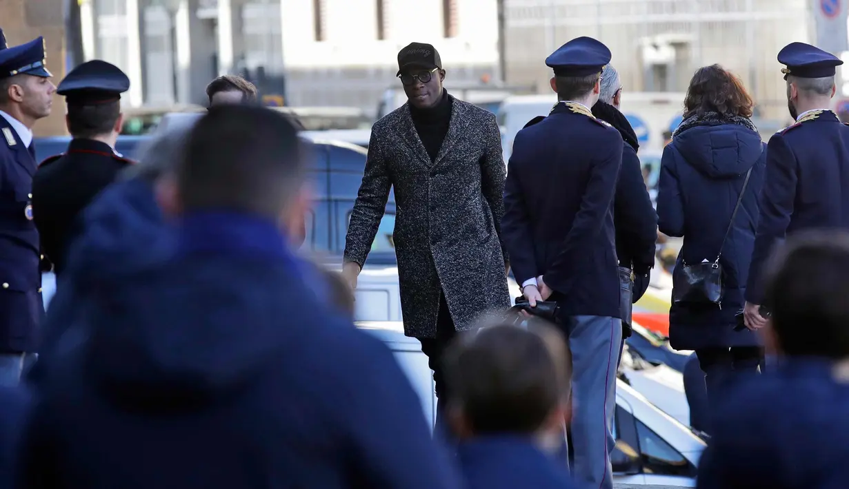 Mario Balotelli tiba menghadiri upacara pemakaman pemain Italia Davide Astori di Florence, Italia, Kamis, (8/3). Bek Fiorentina, Davide Astori meninggal pada usia 31 tahun di kamar hotel setelah terkena serangan jantung. (AP Photo/Alessandra Tarantino)