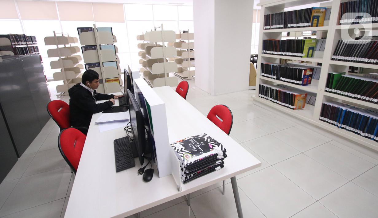 Pengunjung berada di ruang baca Perpustakaan Nasional (Perpusnas), Jakarta, Selasa (18/2/2020). Selain megah dan memiliki koleksi lengkap, Perpusnas juga menyediakan ruangan perpustakaan untuk anak-anak, layanan untuk penyandang disabilitas dan lansia. (Liputan6.com/Angga Yuniar)