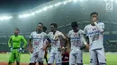 Ricky Fajrin (kedua kiri) usai laga melawan Bhayangkara FC di Stadion Patriot Candrabhaga, Bekasi, Jumat (29/9). Ricky Fajrin dipanggil pelatih Luis Milla untuk memperkuat Indonesia pada laga uji coba melawan Kamboja. (Liputan6.com/Helmi Fithriansyah)