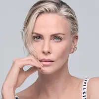 Charlize Theron adalah perwujudan sempurna dari wanita Dior Capture: percaya diri, kuat, dan penuh pesona. [Dok/Dior].