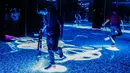Pengunjung bermain dalam sebuah instalasi seni di Museum Wndr, Chicago, Amerika Serikat, Minggu (23/2/2020). Museum Wndr menampilkan 'Infinity Mirror Room' karya Yayoi Kusama dan sejumlah instalasi seni lainnya yang memadukan seni dan ilmu pengetahuan. (Xinhua/Joel Lerner)