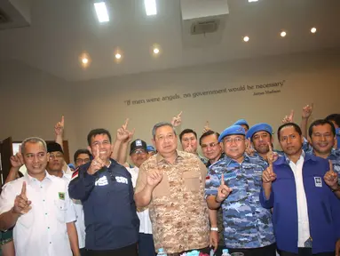 Ketum Partai Demokrat Susilo Bambang Yudhoyono (SBY) foto bersama dengan 28 anggota DPRD DKI Jakarta untuk pemenangan pasangan Cagub-Cawagub DKI Agus Harimurti Yudhoyono-Sylviana Murni di Jakarta Pusat, Sabtu (4/2). (Liputan6.com/Immanuel Antonius)