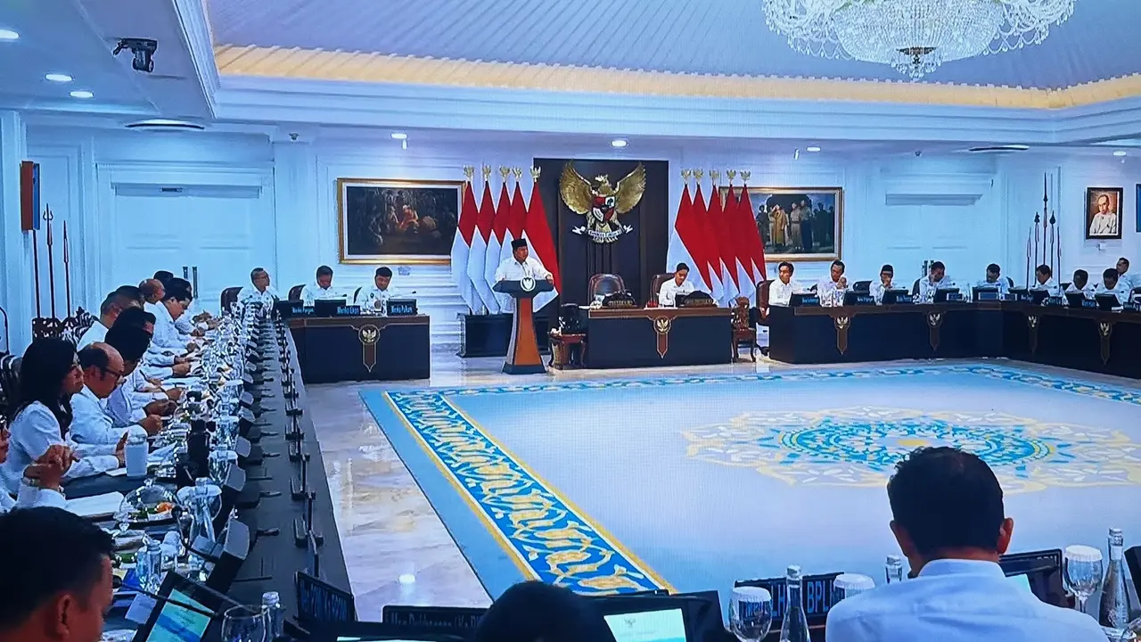 Presiden Prabowo Subianto saat memimpin sidang kabinet di Istana Negara Jakarta, Senin (5/5/2025). (Liputan6.com/Nanda Perdana Putra)