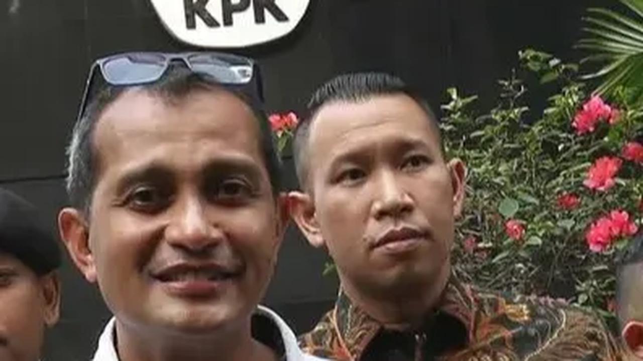 Senyum Wamenkumham Eddy Hiariej Lepas Diperiksa KPK